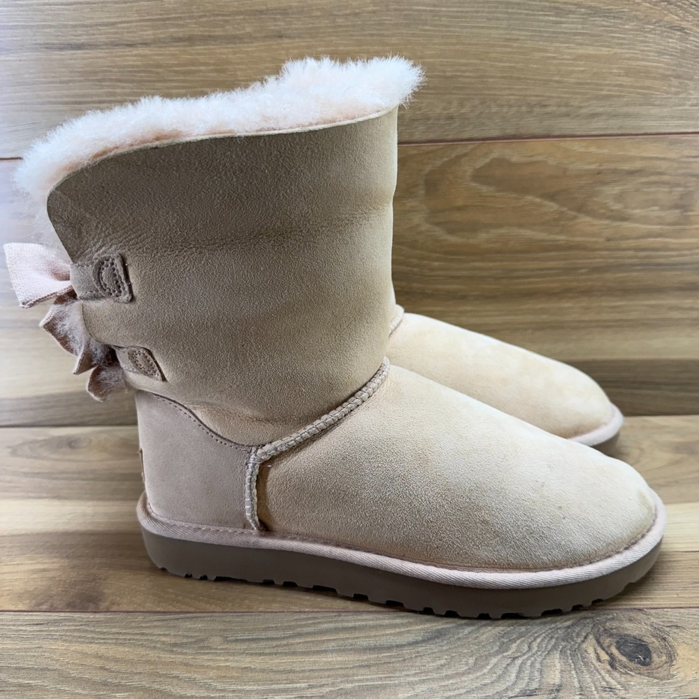 UGG Bailey Bow Short Boots Womens 8 Beige Nude Suede Shearling Fur Lined Cozy
